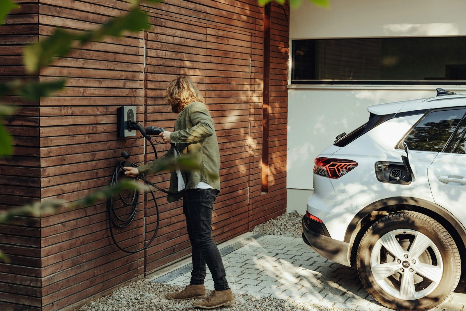 carro-eletrico-carregando-eletroposto-2